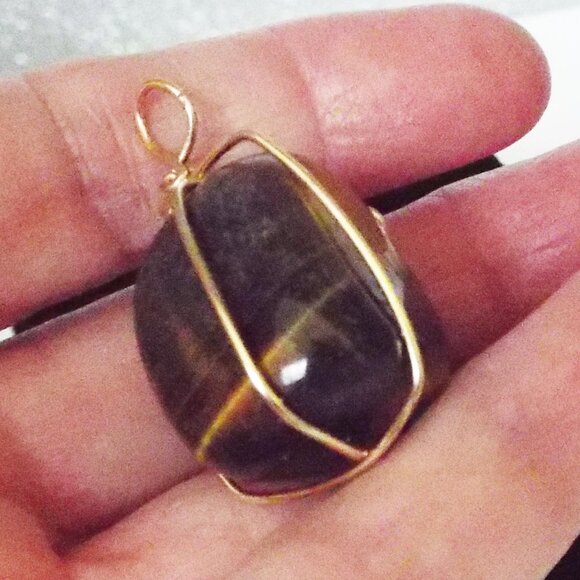 TIGER'S EYE POLISHED LUMP W/ GOLDEN WIRE PENDANT 60 - Picture 1 of 1